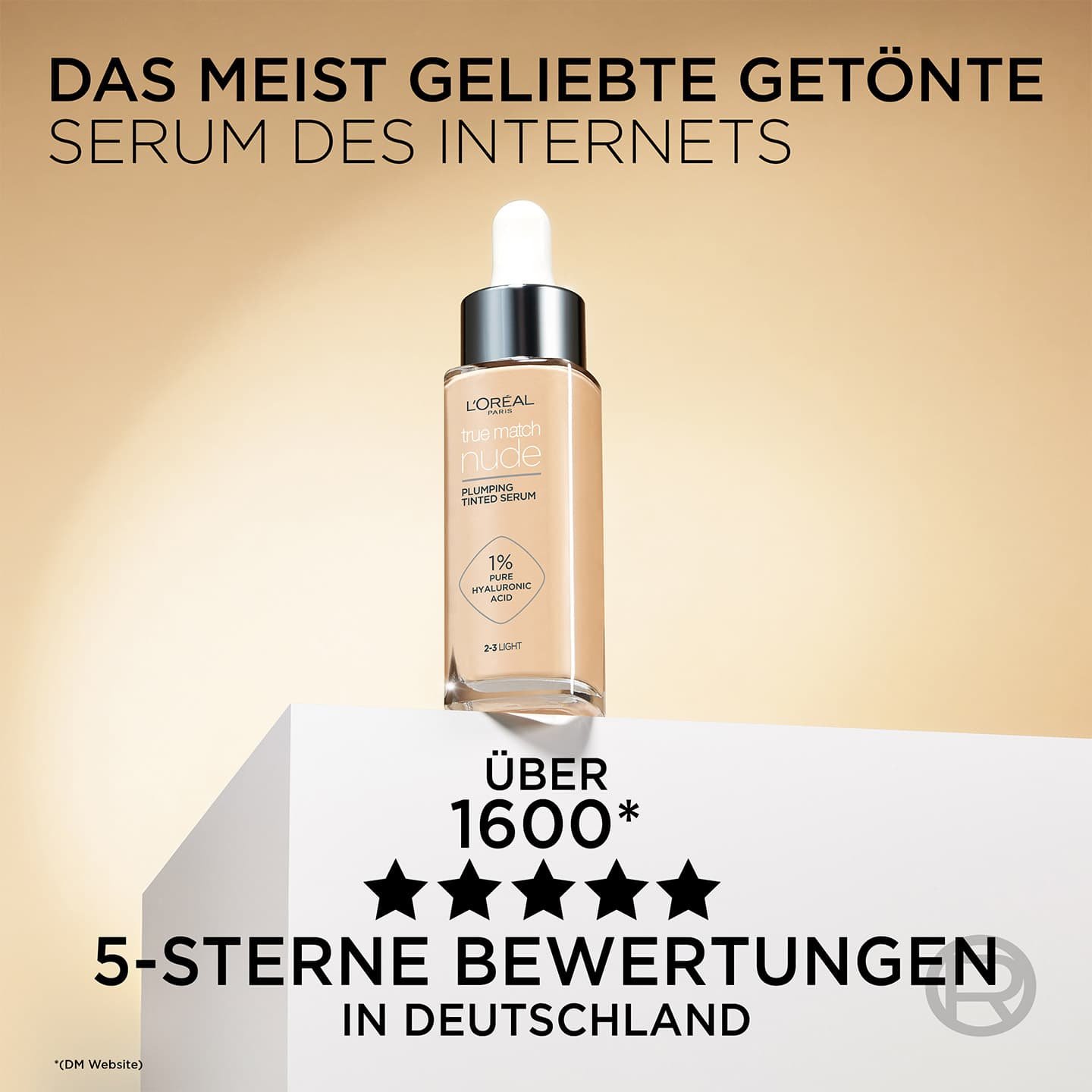 Eine Nuance auf einem weißen Sockel & Text - das meist geliebte getönte Serum des Internets